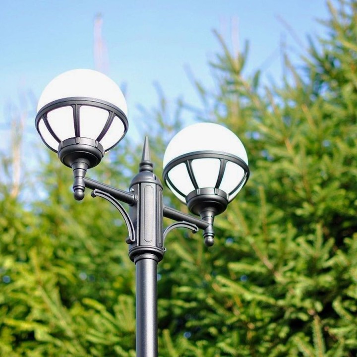 Lampadaire BOLOGNA double-tête globes opales sur fût télescopique réglable [ - Eclairage extérieur - Norlys]